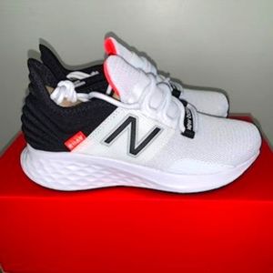 Athletic tennis shoes